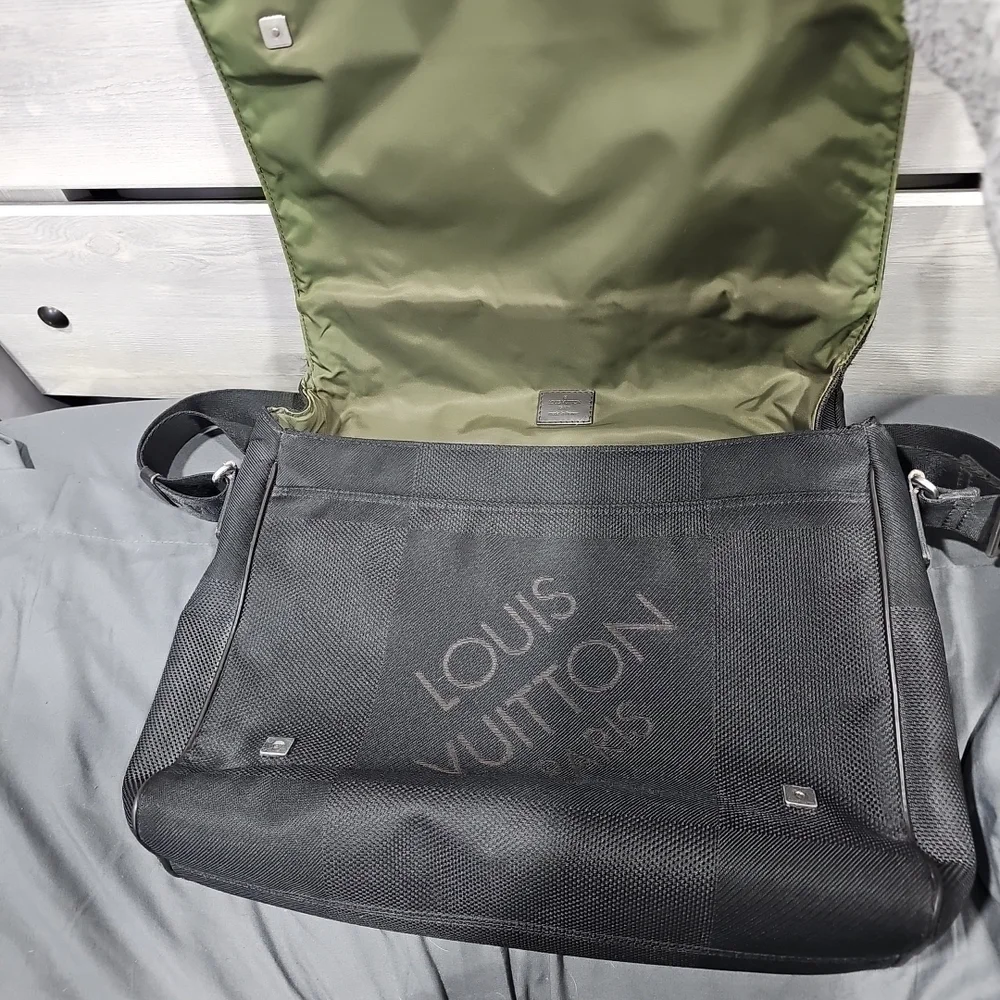 Louis Vuitton Black Men's Bag - Picture 10 of 13
